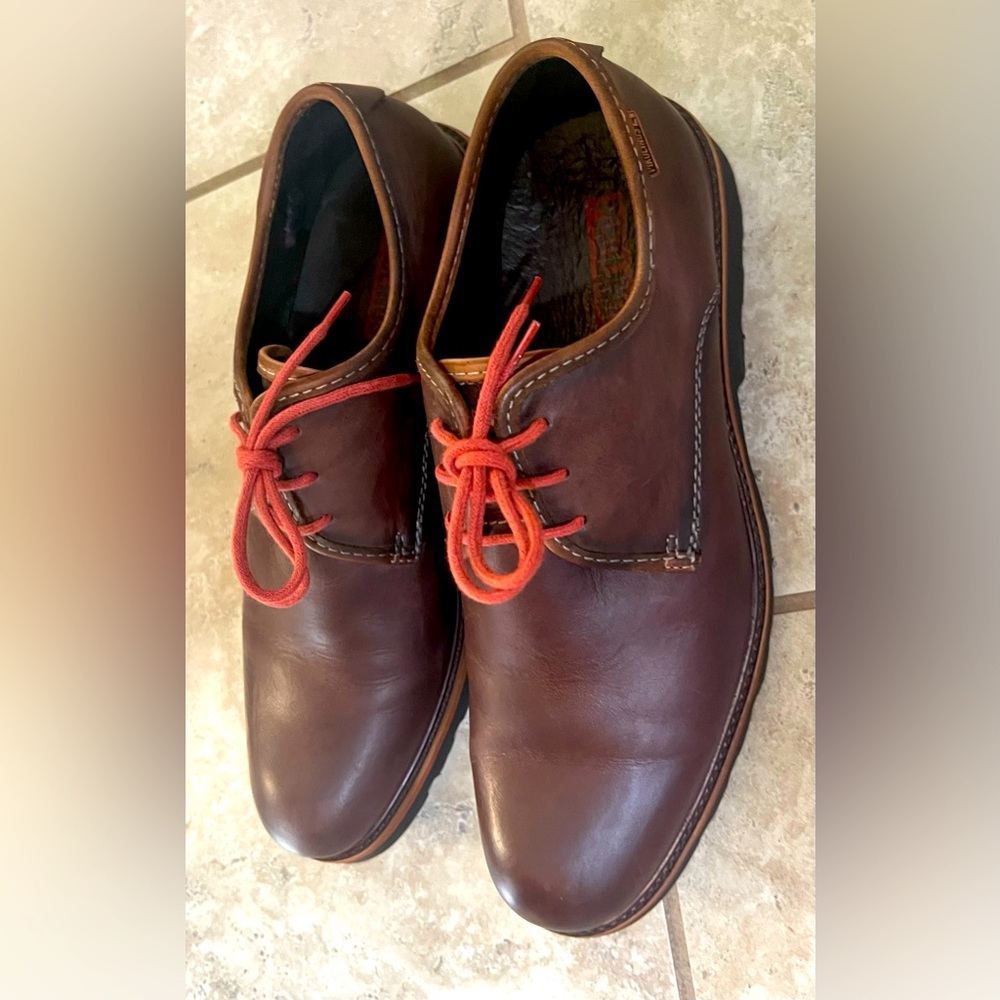 PIKOLINOS Brown Oxford Shoes with Vibrant Laces